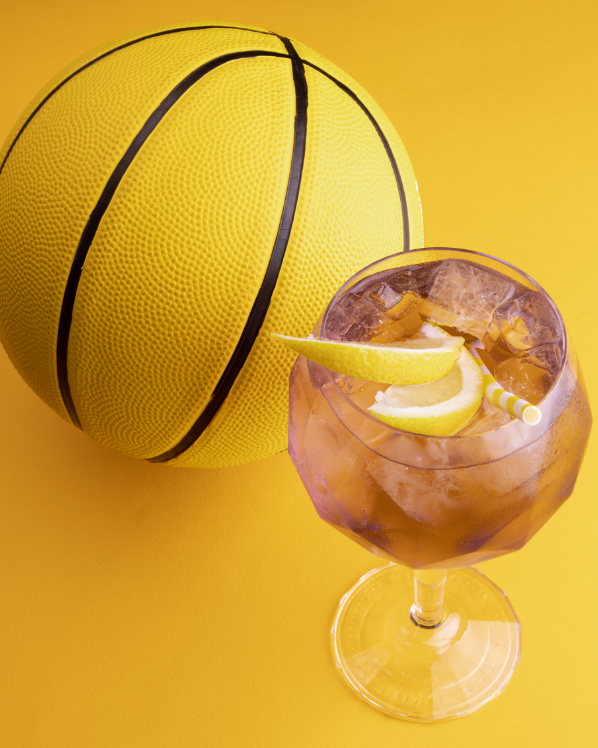 Un cocktail très frais au citron et son ballon de basket jaune