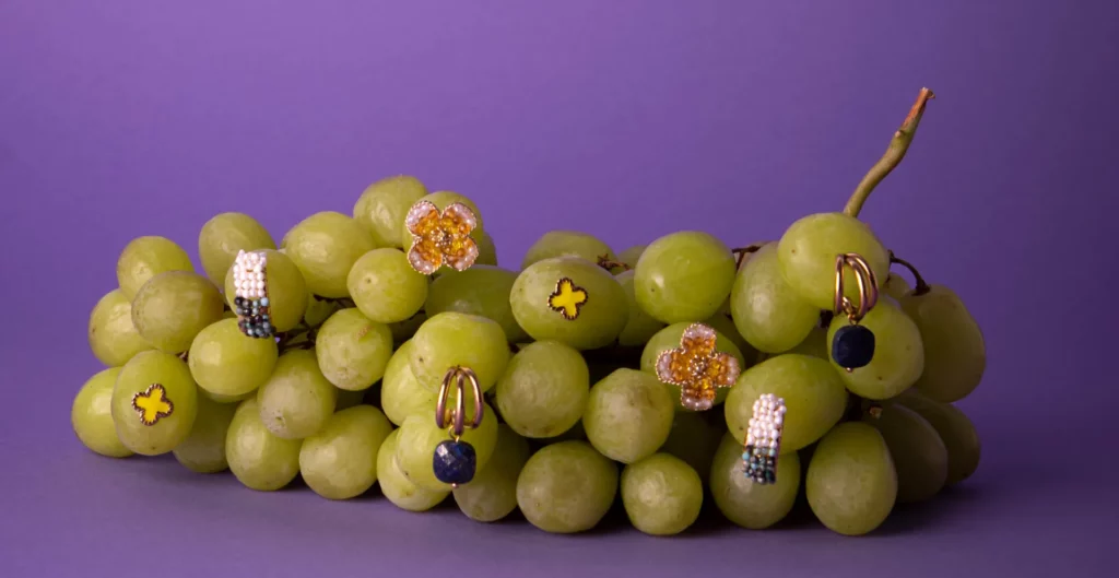 Une réelle grappe de raisin avec des boucles d'oreilles dessus