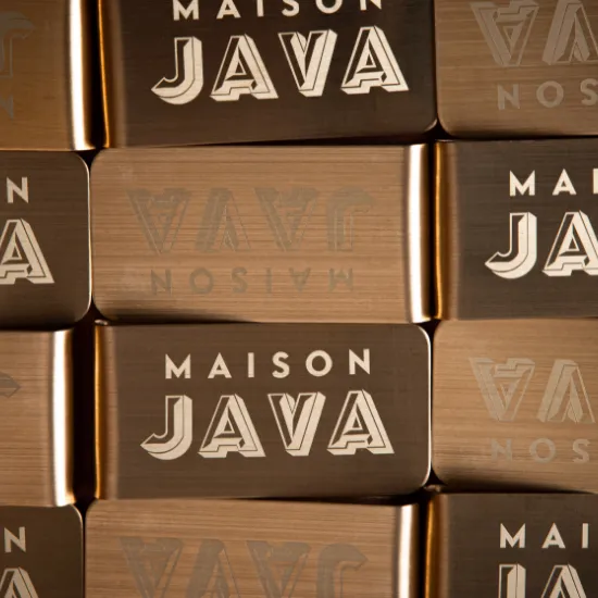 Une représentation de nombreux logos de la maison JAVA comme un mur