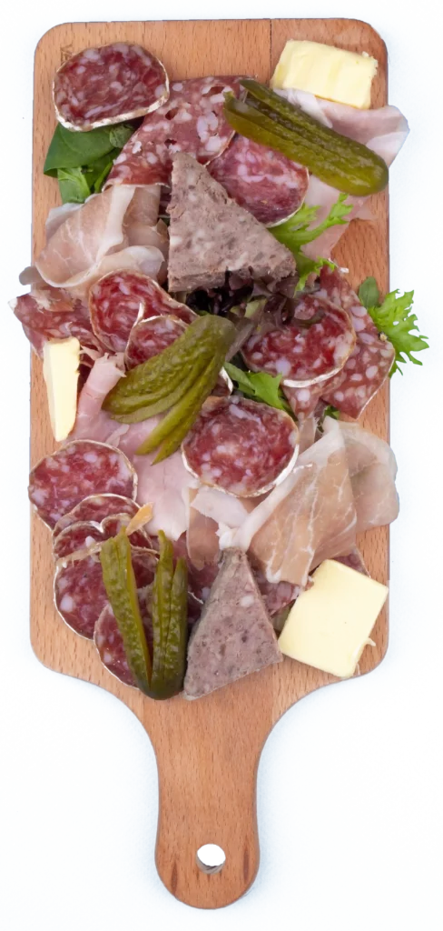 Une planche de charcuterie en fond transparent