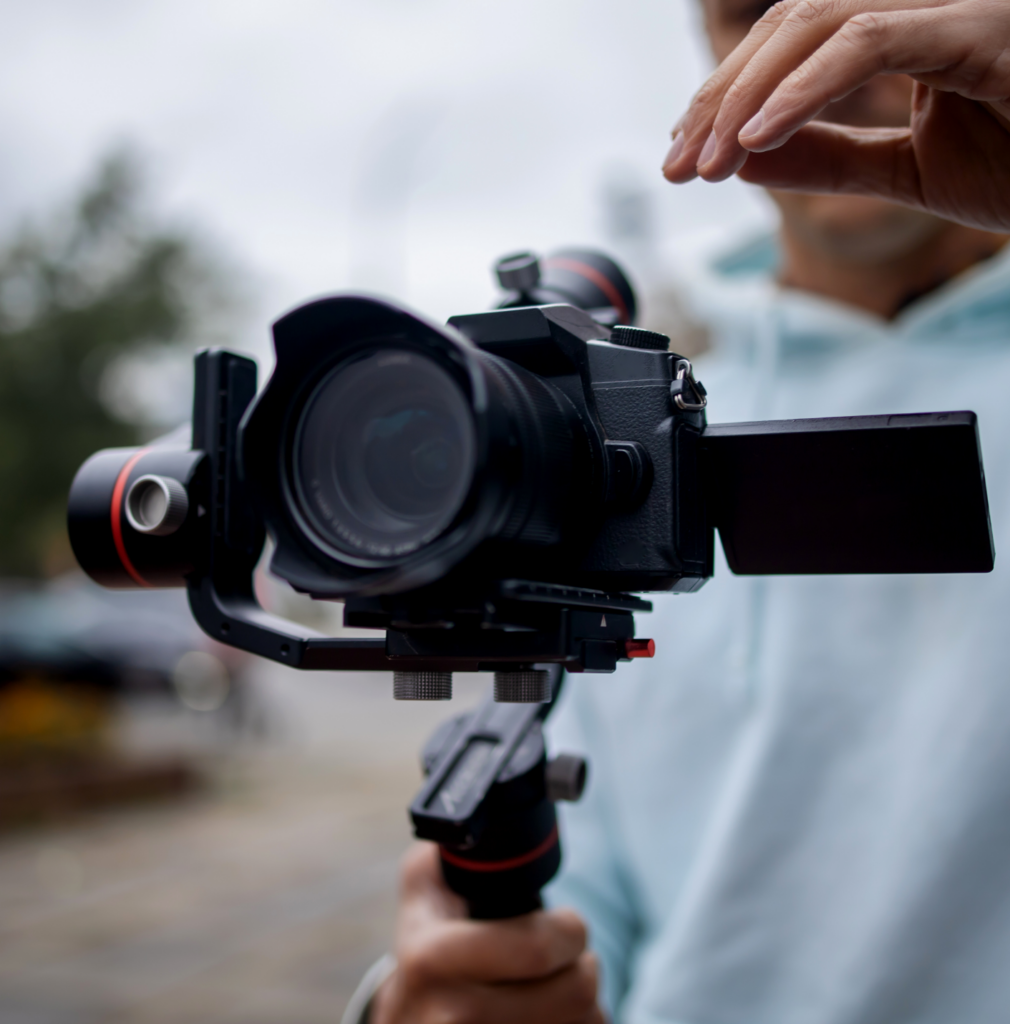 Un appareil photo et son photographe
